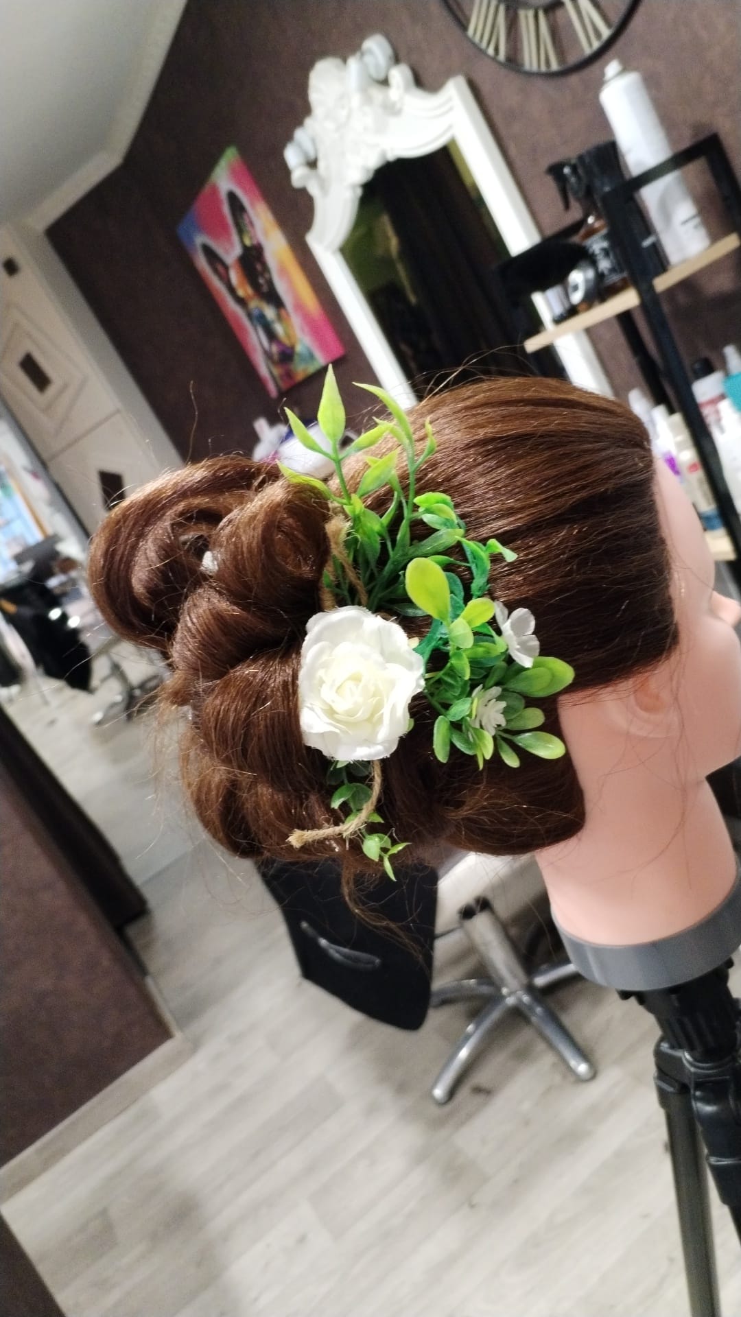Chignon de mariée avec fleurs et feuillage