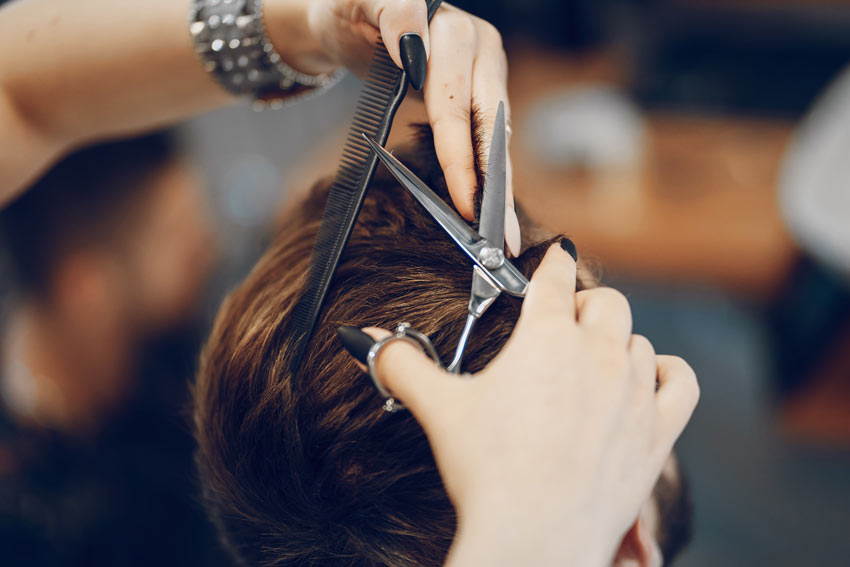 Coupe homme aux ciseaux en salon