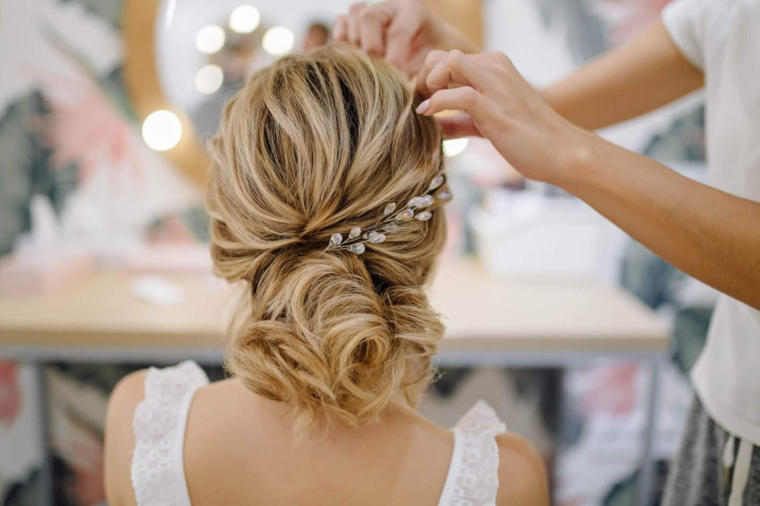 Chignon de cérémonie avec attache basse et barrette